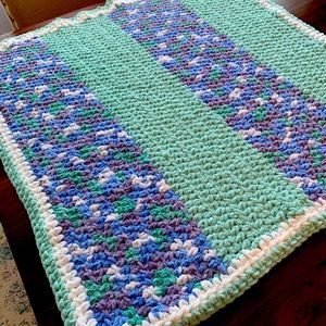 🆕 Handcrafted crocheted baby blanket/throw